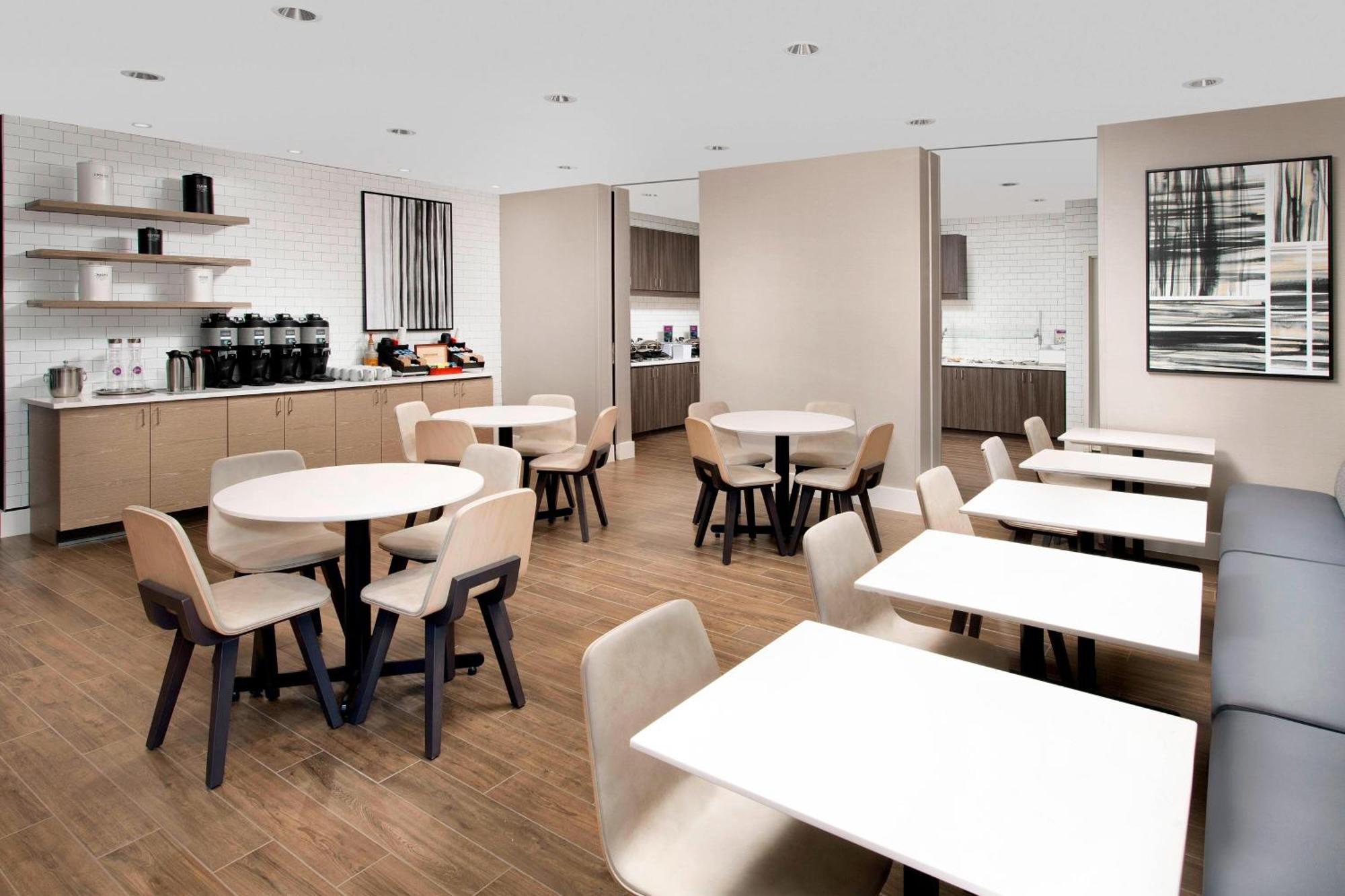 Residence Inn By Marriott Denver Airport/Convention Center Restaurant photo